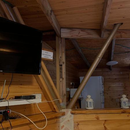 בקתת עץ בחורש במנות - דום גיאודזי - Wooden Cabin In Manot Εξωτερικό φωτογραφία
