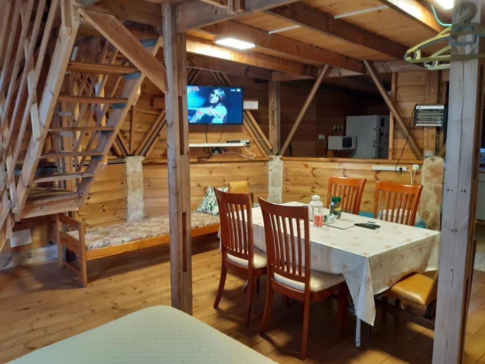 בקתת עץ בחורש במנות - דום גיאודזי - Wooden Cabin In Manot Εξωτερικό φωτογραφία