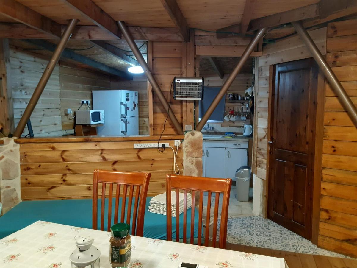 בקתת עץ בחורש במנות - דום גיאודזי - Wooden Cabin In Manot Εξωτερικό φωτογραφία