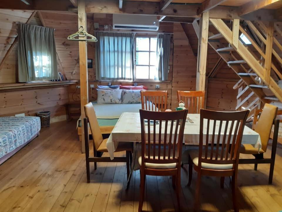 בקתת עץ בחורש במנות - דום גיאודזי - Wooden Cabin In Manot Εξωτερικό φωτογραφία