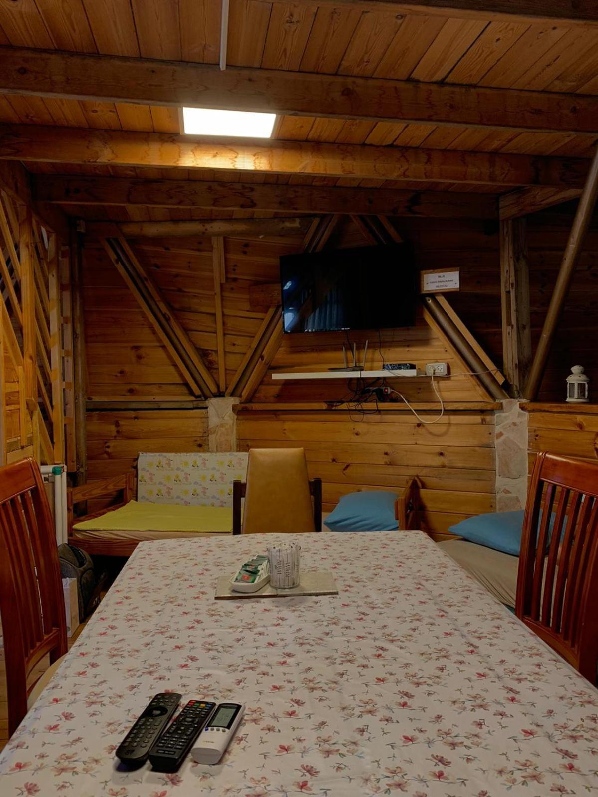 בקתת עץ בחורש במנות - דום גיאודזי - Wooden Cabin In Manot Εξωτερικό φωτογραφία