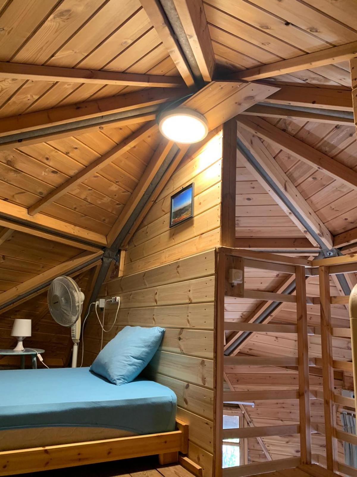 בקתת עץ בחורש במנות - דום גיאודזי - Wooden Cabin In Manot Εξωτερικό φωτογραφία